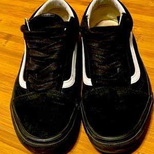 These Vans are 3 weeks old and I’m selling them because they don’t fit me.